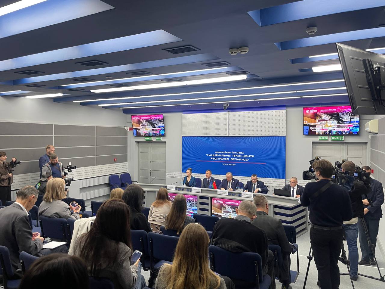 Пресс-конференция по вопросам подготовки выставки «ИННОПРОМ. Беларусь» состоялась в Национальном пресс-центре Пресс-конференция по вопросам подготовки выставки «ИННОПРОМ. Беларусь» состоялась в Национальном пресс-центре