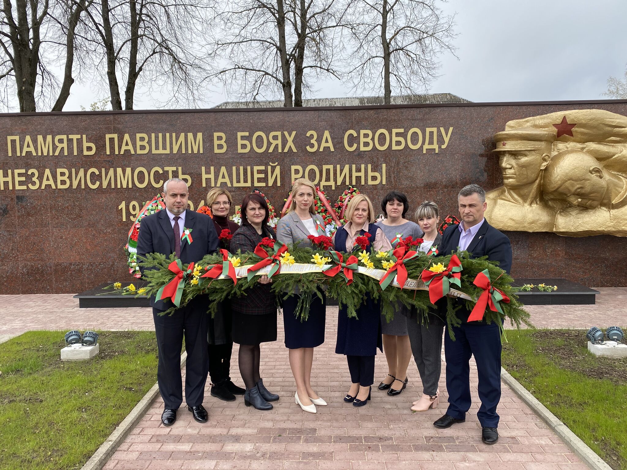 Торжественное возложение цветов коллективом Витебского отделения БелТПП Торжественное возложение цветов коллективом Витебского отделения БелТПП