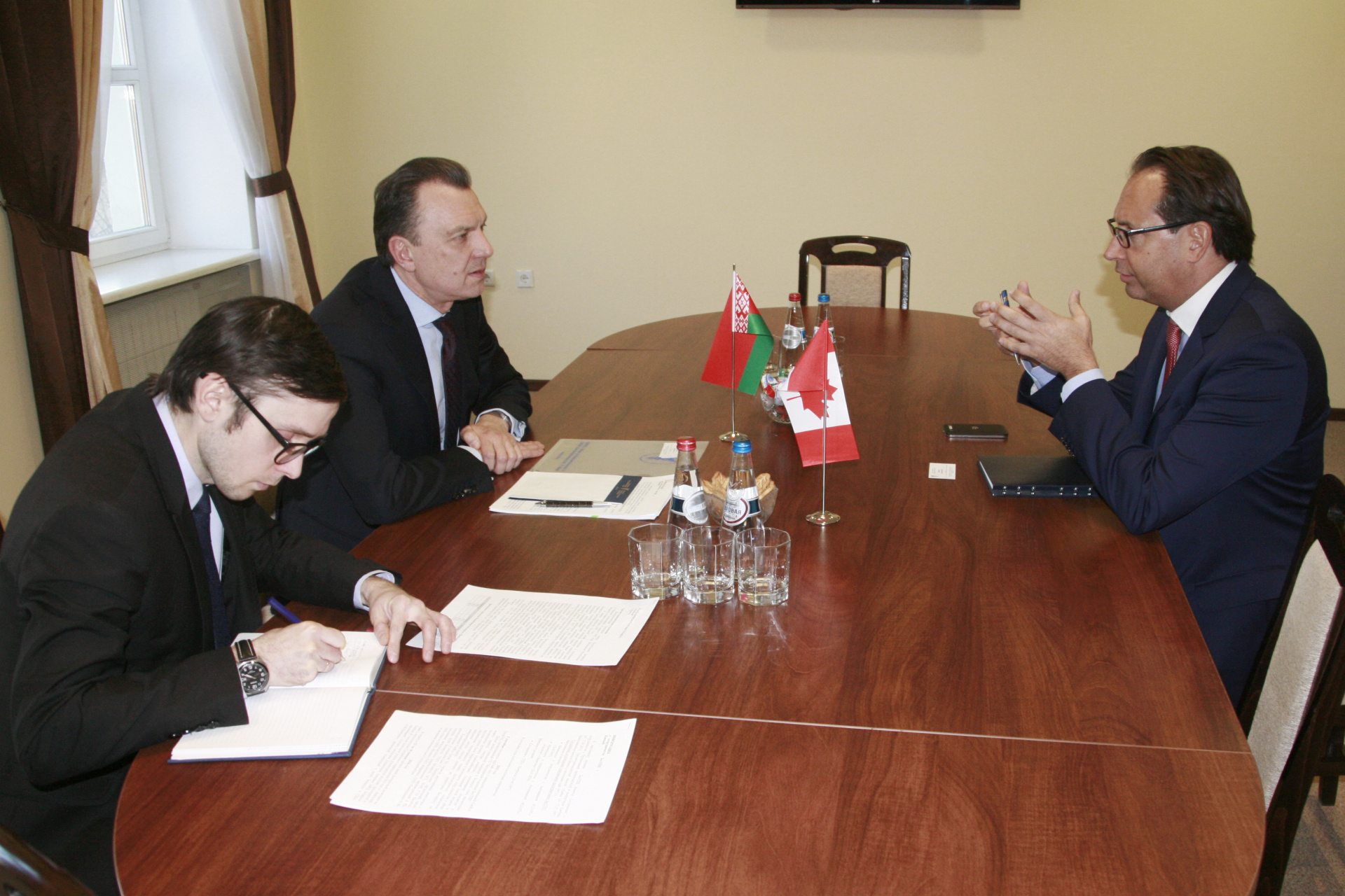 Встреча председателя БелТПП В.Улаховича с торговым советником Посольства Канады Н.Лепажем