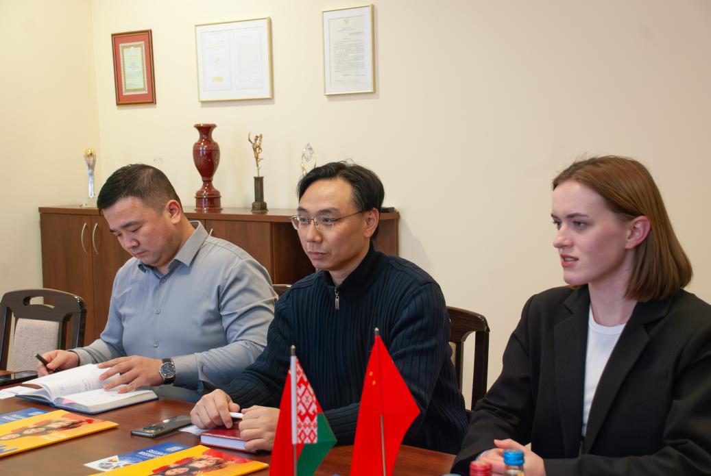 Meeting with senior executives of Henan China Trade and Industry Association Meeting with senior executives of Henan China Trade and Industry Association