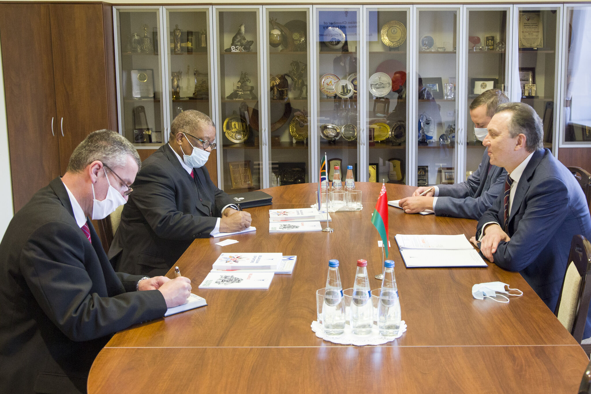 Встреча председателя БелТПП В.Улаховича с представителями Посольства ЮАР
