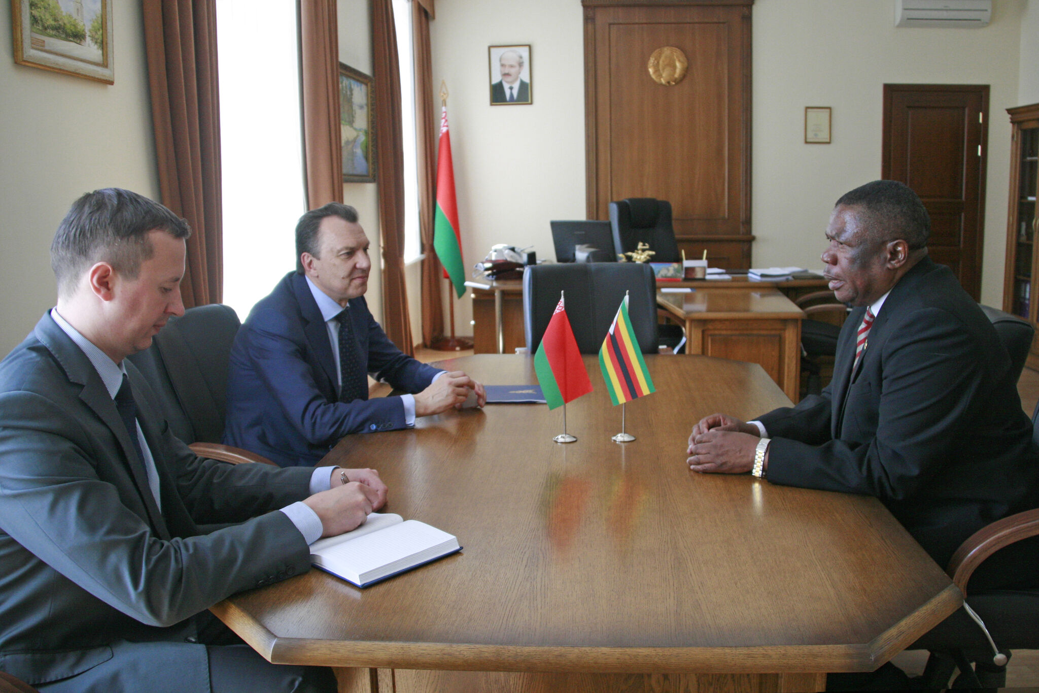 Встреча председателя БелТПП В.Улаховича с Чрезвычайным и Полномочным Послом Зимбабве М.Санго