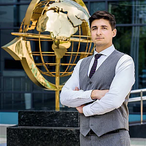 Дмитрий ТУР